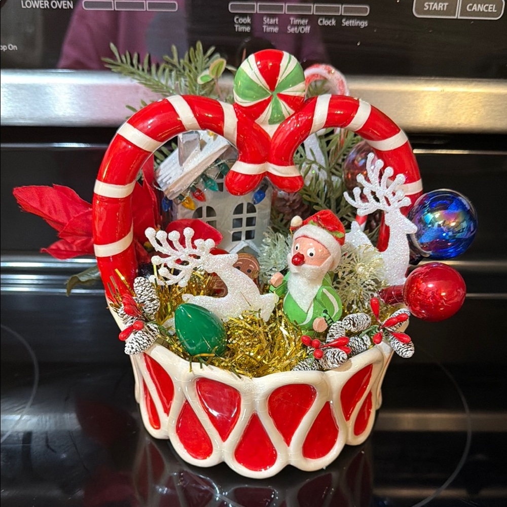 Source Unknown Red and White Holiday Basket